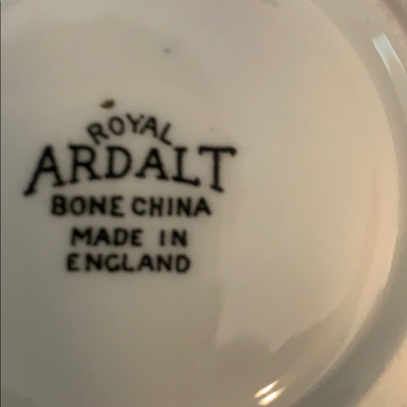 Vintage Royal Ardalt tea cup and saucer - Picture 6 of 11